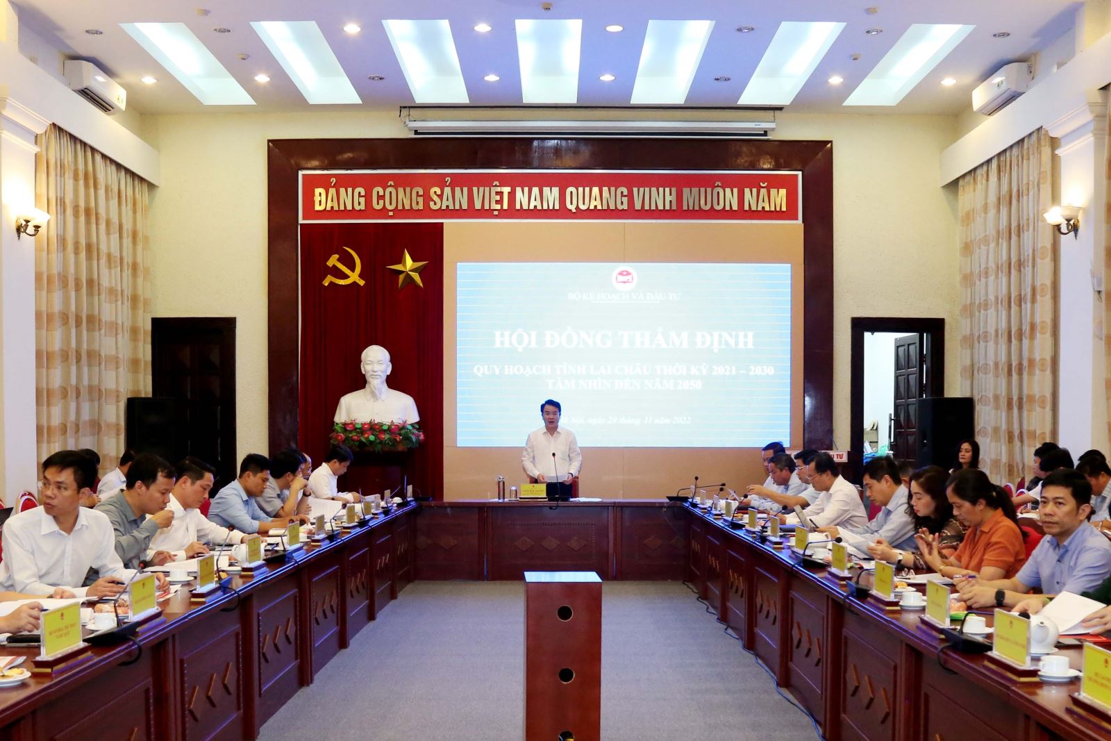 Thứ trưởng Bộ Kế hoạch và Đầu tư Trần Quốc Phương, Phó Chủ tịch Hội đồng thẩm định chủ trì phiên họp. Ảnh: MPI