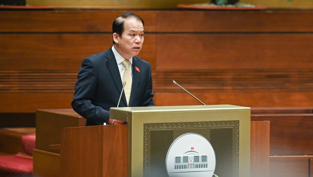Chủ nhiệm Ủy ban Pháp luật của Quốc hội Hoàng Thanh Tùng trình bày Báo cáo giải trình, tiếp thu, chỉnh lý dự thảo Luật Thực hiện dân chủ ở cơ sở - Ảnh: VGP/Hải Liên