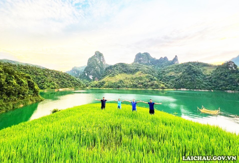 Trải nghiệm du lịch Vịnh Pá Khôm - Pha Mu