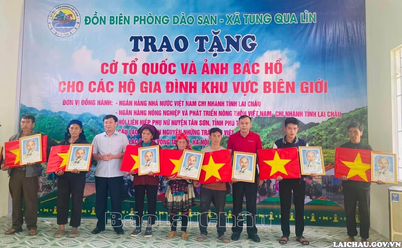 Cờ Tổ quốc và ảnh Bác Hồ: Thiêng liêng nơi vùng cao biên giới