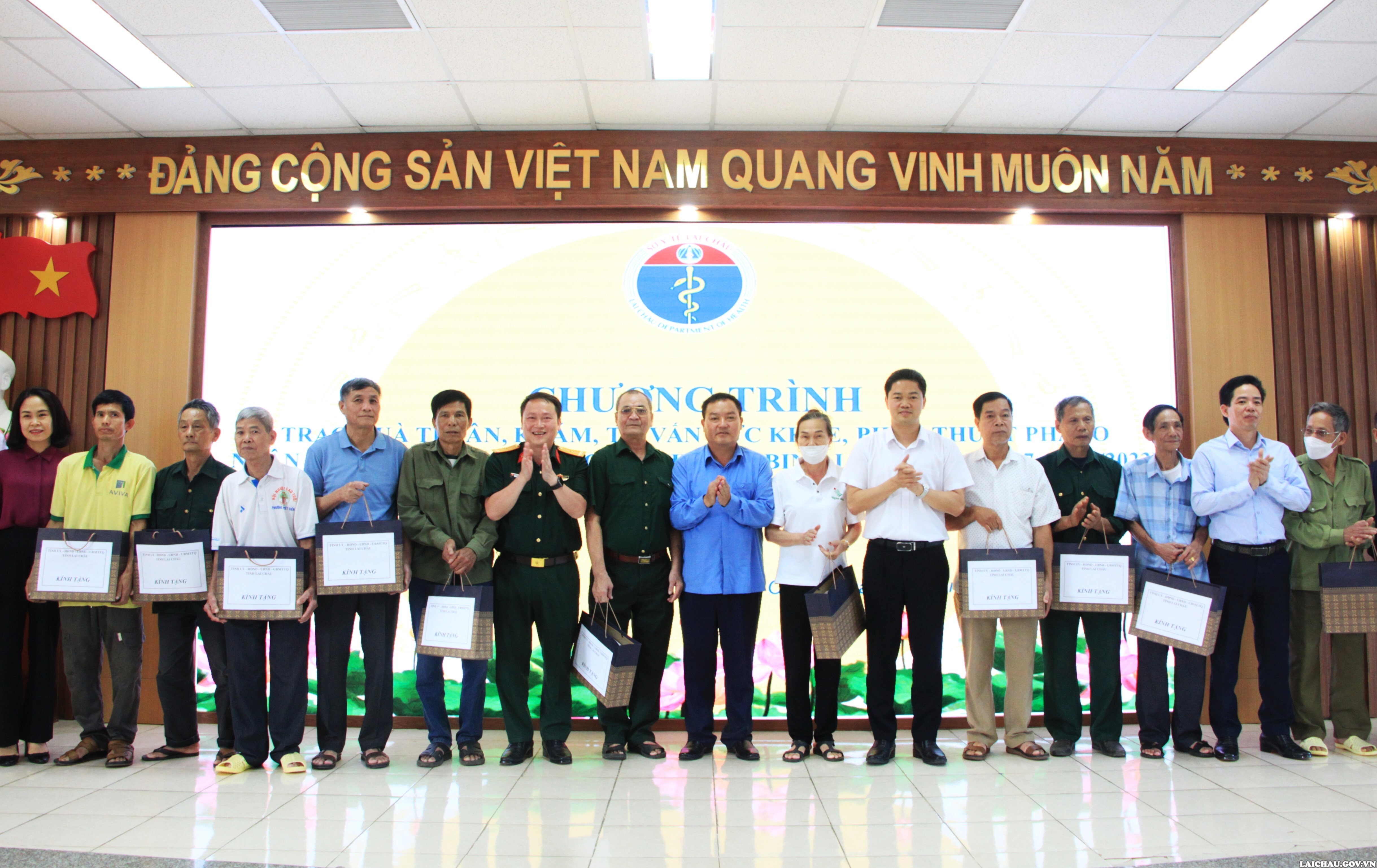 156 thương binh, bệnh binh, thân nhân liệt sĩ được tư vấn, khám chữa bệnh và nhận quà nhân ngày Thương binh - Liệt sỹ 27/7