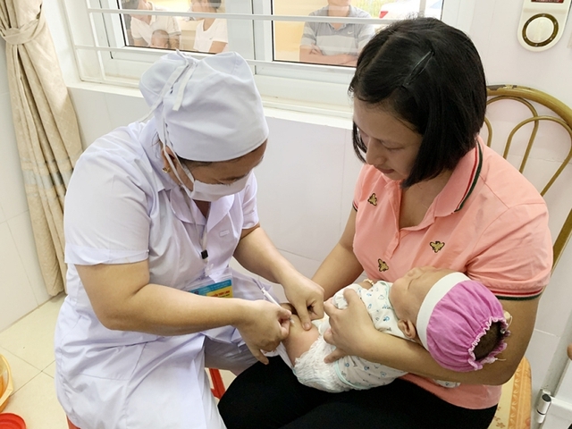 Năm 2023, tiếp tục bố trí ngân sách cho Bộ Y tế để mua vaccine tiêm chủng mở rộng