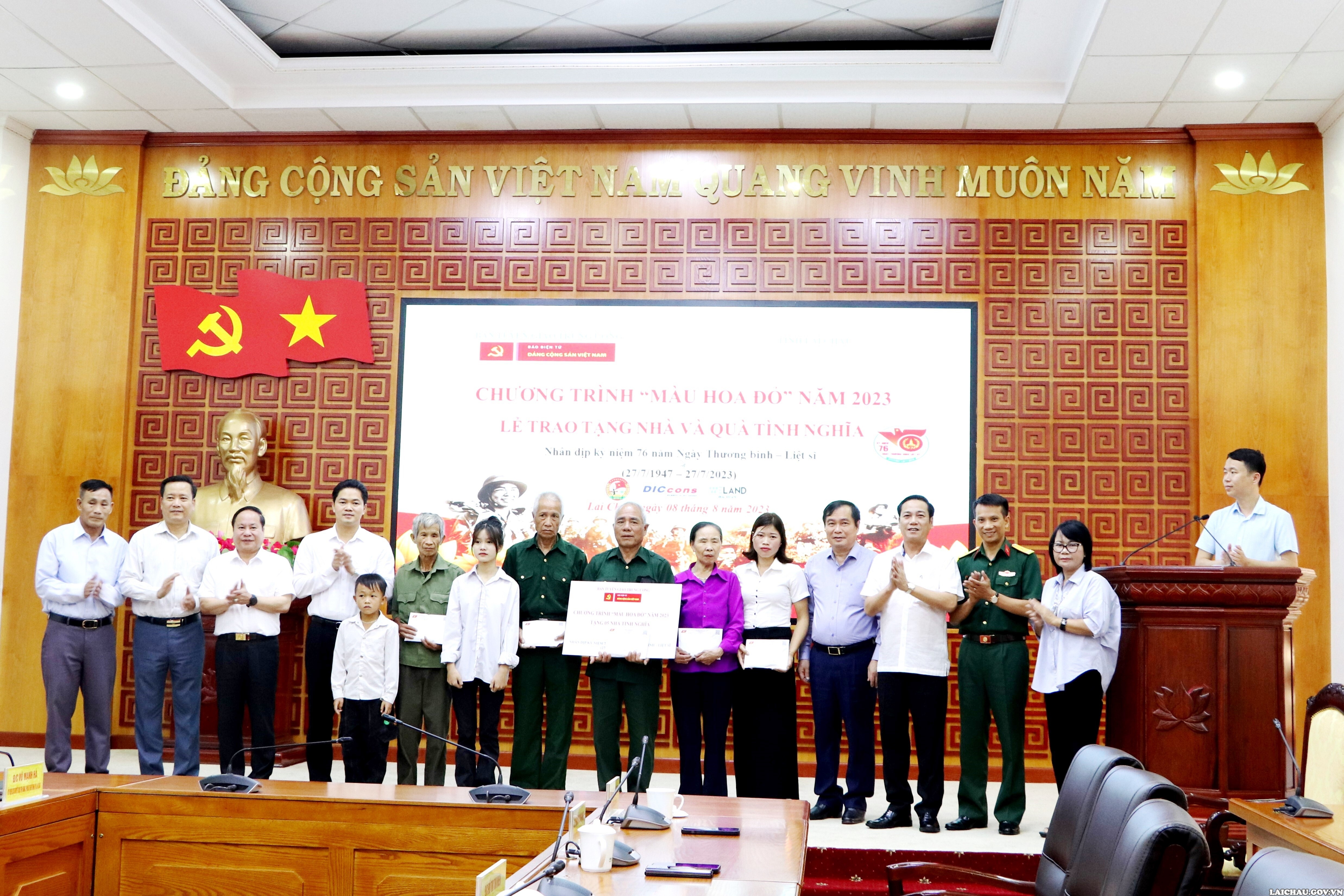 Chương trình “Màu hoa đỏ” năm 2023: Lễ trao tặng nhà và quà tình nghĩa