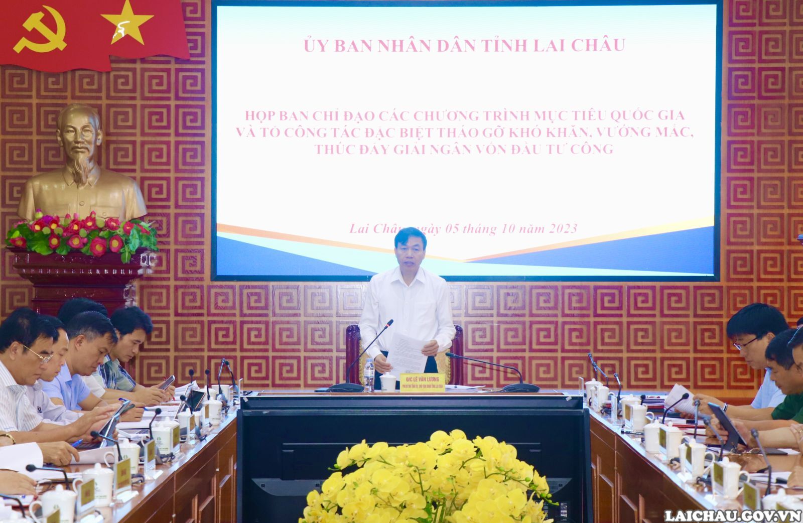 Chủ tịch UBND tỉnh Lê Văn Lương điều hành cuộc họp.