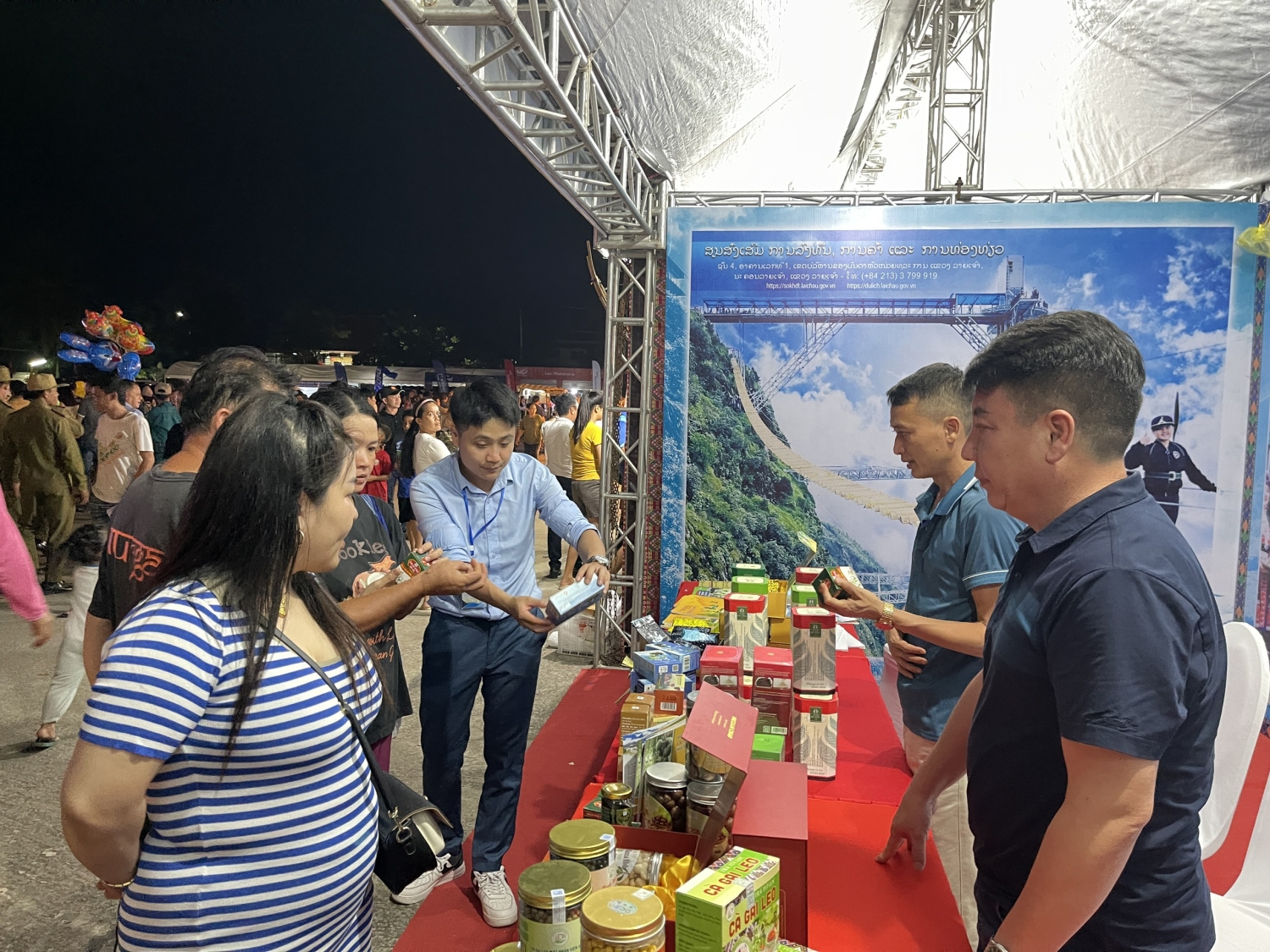 Du khách tham quan gian hàng tỉnh Lai Châu