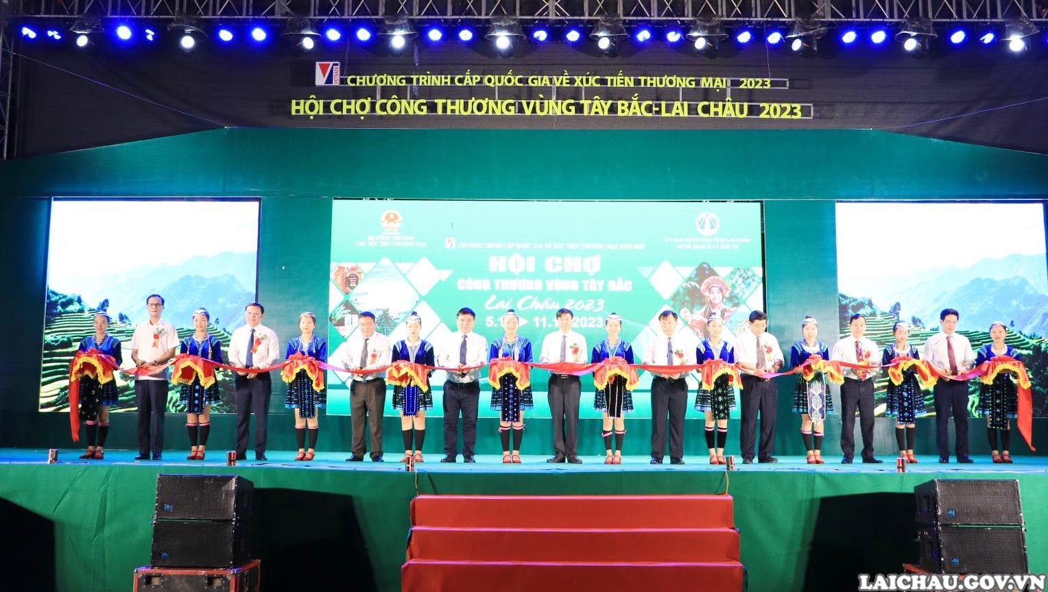 Các đồng chí lãnh đạo tỉnh Lai Châu và các đại biểu cắt băng Khai mạc Hội chợ.