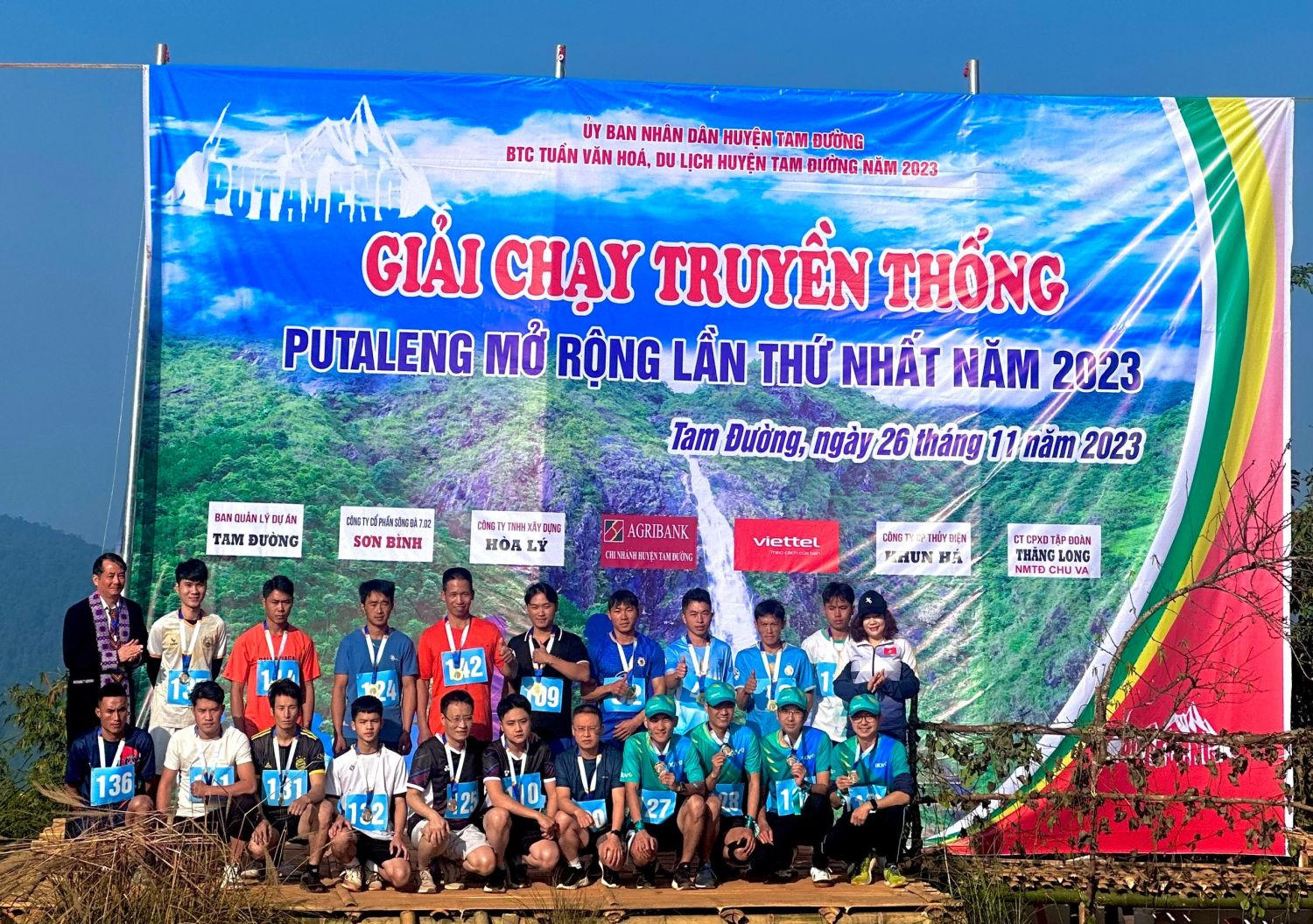 Ban Tổ chức trao huy chương lưu niệm cho các vận động viên